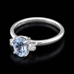 Μονόπετρο δαχτυλίδι από λευκόχρυσο 18Κ με aquamarine και διαμάντια