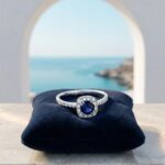 Μονόπετρο δαχτυλίδι από χρυσό 18Κ με ζαφείρι και διαμάντια